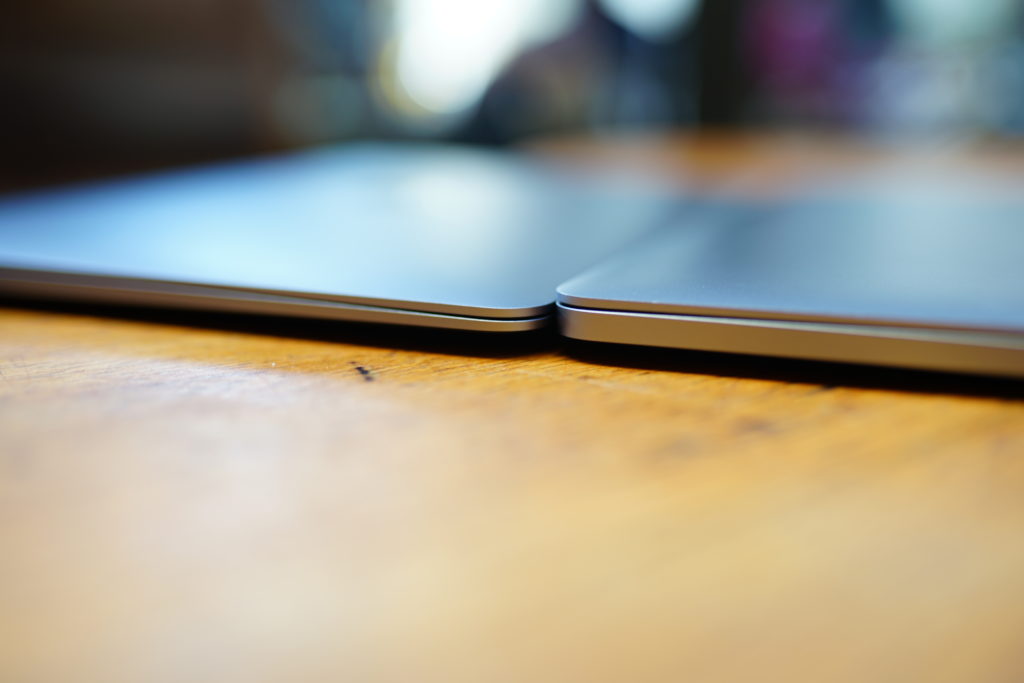 Le MacBook Air 2018 (à gauche) et le MacBook Pro 2016 (droite) // Source : Ulrich Rozier pour Numerama Le MacBook Air 2018 (à gauche) et le MacBook Pro 2016 (droite) // Source : Ulrich Rozier pour Numerama