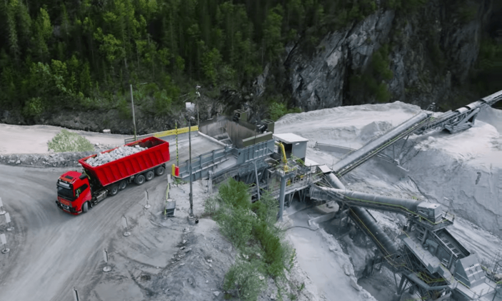 Volvo sera rémunéré par tonne de calcaire livré. // Source : Volvo Volvo sera rémunéré par tonne de calcaire livré. // Source : Volvo
