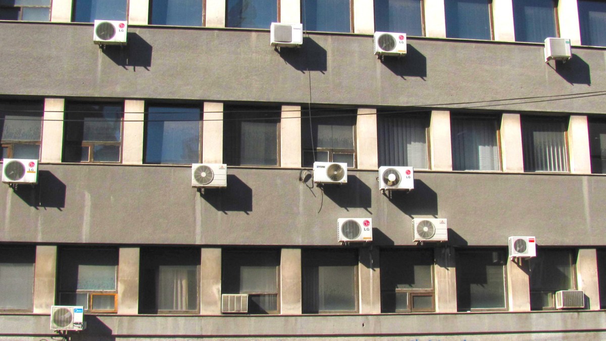 Des climatiseurs // Source : Wikimedia Commons/Tiia Monto Des climatiseurs // Source : Wikimedia Commons/Tiia Monto