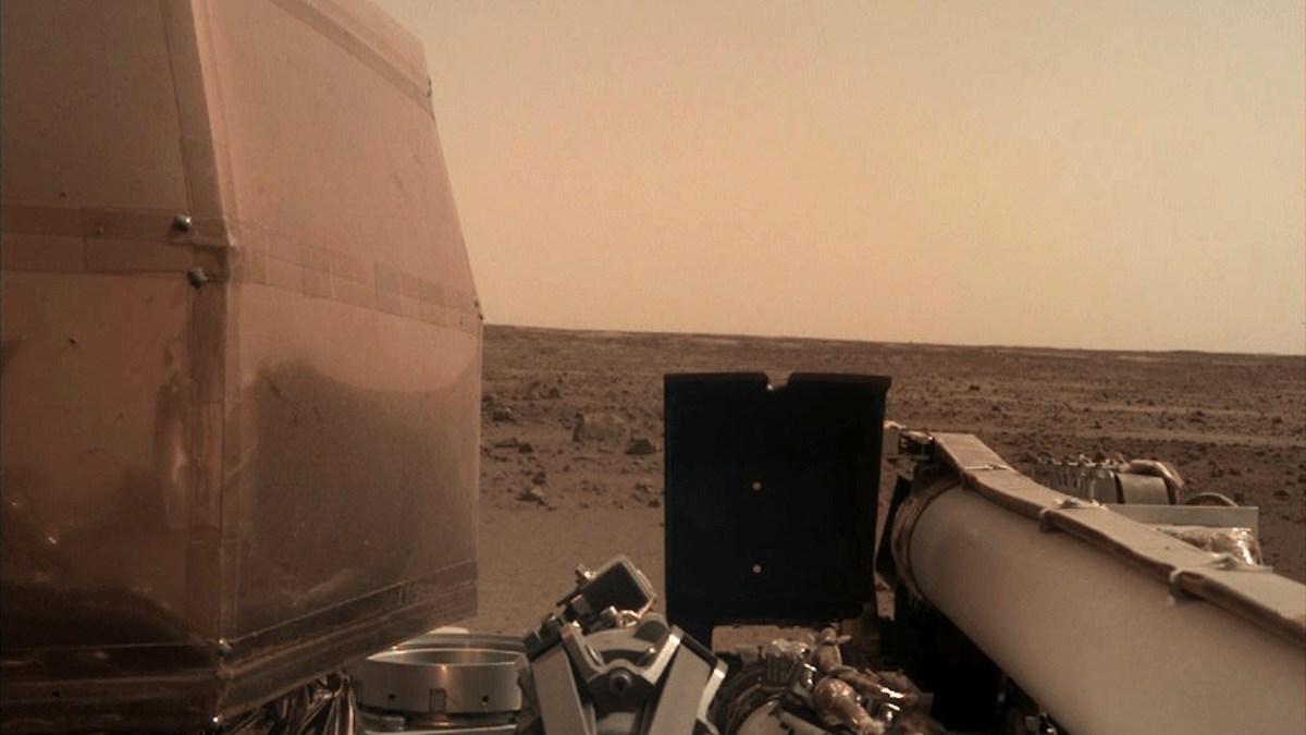 La deuxième image d'InSight sur Mars. // Source : NASA/JPL-Caltech (photo recadrée) La deuxième image d'InSight sur Mars. // Source : NASA/JPL-Caltech (photo recadrée)