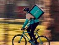 Pour la première fois, un livreur Deliveroo a obtenu le statut de salarié. // Source : Deliveroo