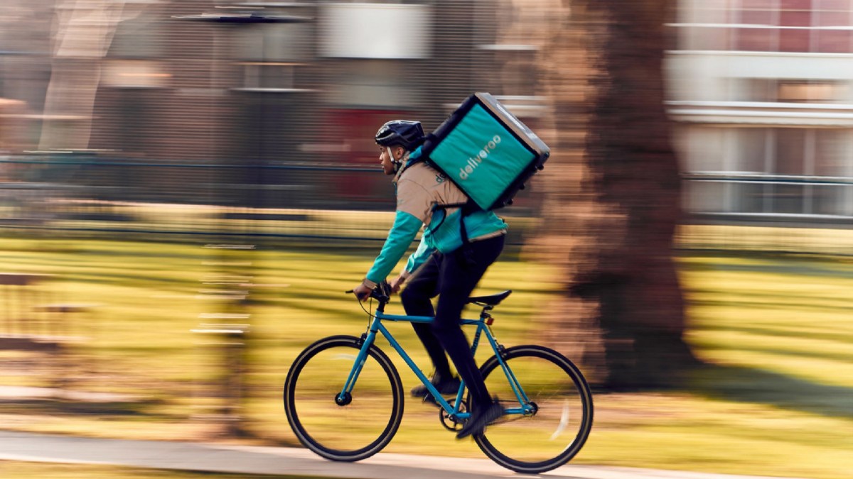 Pour la première fois, un livreur Deliveroo a obtenu le statut de salarié. // Source : Deliveroo Pour la première fois, un livreur Deliveroo a obtenu le statut de salarié. // Source : Deliveroo
