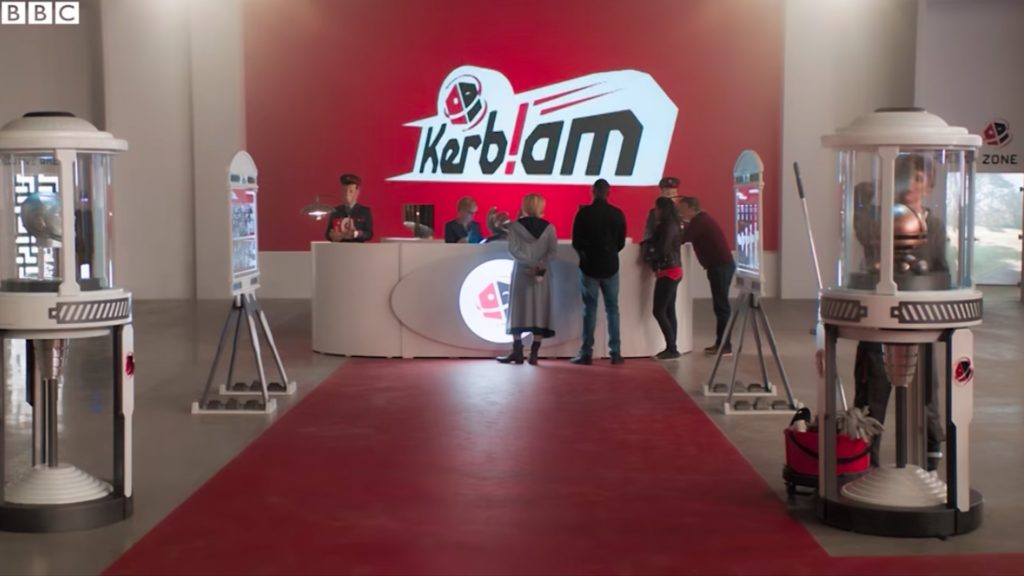 Dans l'épisode Kerblam !, l'équipe du Tardis s'intéresse à une entreprise aux allures d'Amazon. // Source : Youtube - BBC Stories Dans l'épisode Kerblam !, l'équipe du Tardis s'intéresse à une entreprise aux allures d'Amazon. // Source : Youtube - BBC Stories