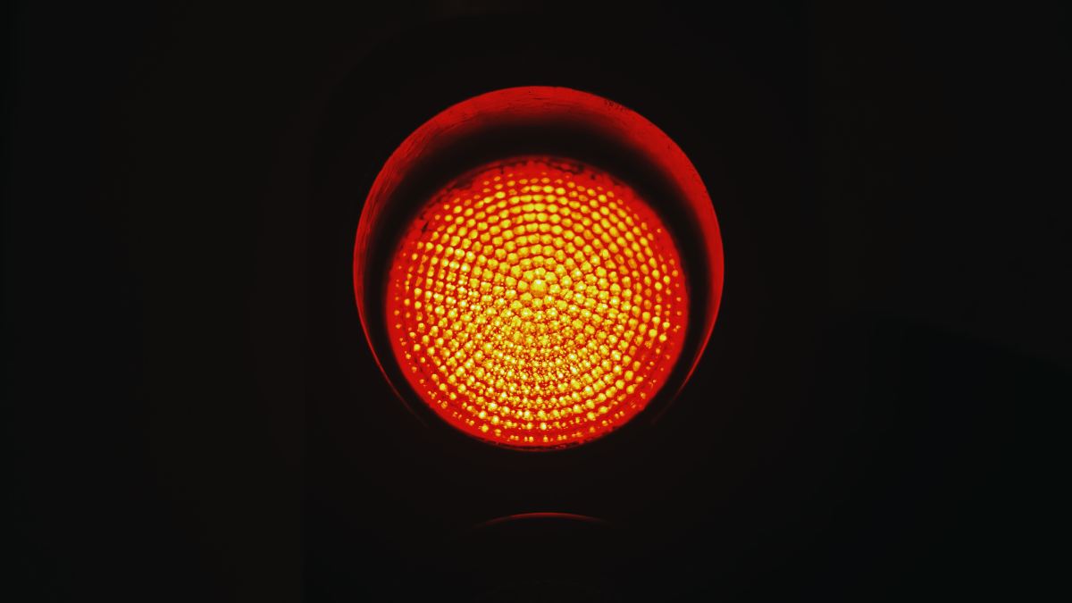 Un feu rouge // Source : Erwan Hesry via Unsplash Un feu rouge // Source : Erwan Hesry via Unsplash