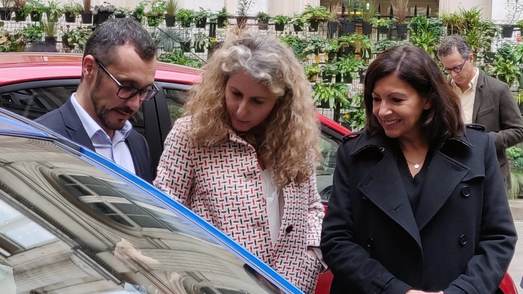 Anne Hidalgo présentait les voitures de Free2Move dans la cour de la mairie de Paris. // Source : Numerama Anne Hidalgo présentait les voitures de Free2Move dans la cour de la mairie de Paris. // Source : Numerama