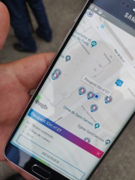 L'application affiche une carte des voitures disponibles. En bas, on peut lire, son adresse, la distance qui nous sépare d'elle et une estimation de son autonomie. // Source : Numerama L'application affiche une carte des voitures disponibles. En bas, on peut lire, son adresse, la distance qui nous sépare d'elle et une estimation de son autonomie. // Source : Numerama