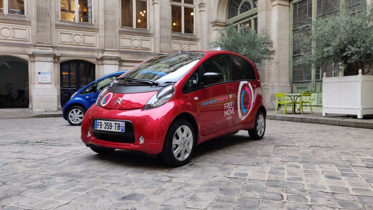Citroën C-Zéro de Free2Move, à la Mairie de Paris // Source : Numerama Citroën C-Zéro de Free2Move, à la Mairie de Paris // Source : Numerama