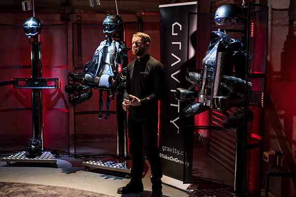 Richard Browning, CEO de Gravity Industries, présente ses combinaisons aux journalistes. // Source : Gravity Industries Richard Browning, CEO de Gravity Industries, présente ses combinaisons aux journalistes. // Source : Gravity Industries