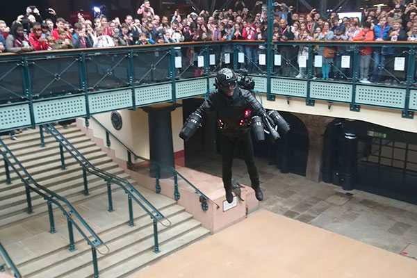 Aujourd'hui, la combinaison jetpack attire les foules pour des démonstrations, demain, ce pourrait être pour des courses. // Source : Gravity Industries Aujourd'hui, la combinaison jetpack attire les foules pour des démonstrations, demain, ce pourrait être pour des courses. // Source : Gravity Industries