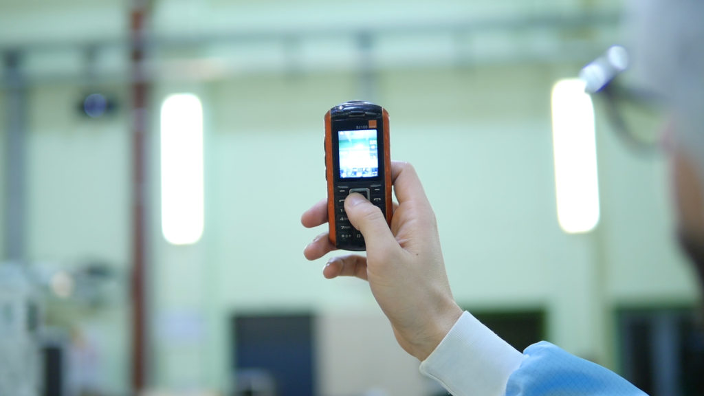 Pour comprendre ce qu'est l'étalonnage, regardez à travers ce téléphone. // Source : Louise Audry pour Numerama