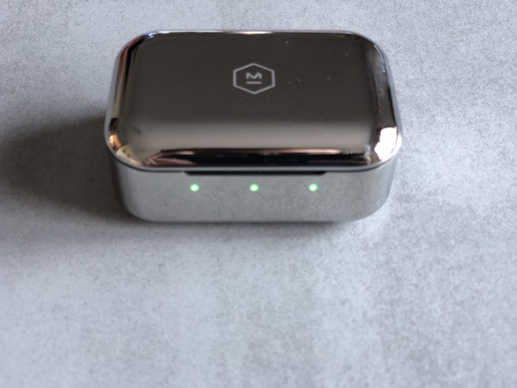 Boîtier de recharge avec les voyants lumineux des écouteurs sans-fil MW07 // Source : Numerama (Maxime Claudel) Boîtier de recharge avec les voyants lumineux des écouteurs sans-fil MW07 // Source : Numerama (Maxime Claudel)