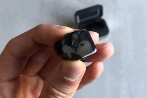 Une oreillette MW07 // Source : Numerama (Maxime Claudel)