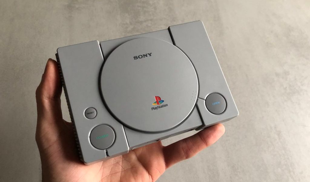 La PlayStation Classic tient dans le creux de la main // Source : Numerama (Maxime Claudel) La PlayStation Classic tient dans le creux de la main // Source : Numerama (Maxime Claudel)