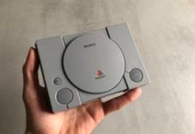 La PlayStation Classic tient dans le creux de la main // Source : Numerama (Maxime Claudel) La PlayStation Classic tient dans le creux de la main // Source : Numerama (Maxime Claudel)