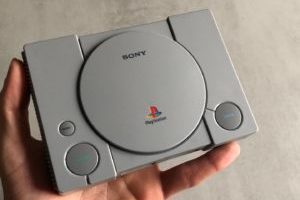 La PlayStation Classic tient dans le creux de la main // Source : Numerama (Maxime Claudel) La PlayStation Classic tient dans le creux de la main // Source : Numerama (Maxime Claudel)