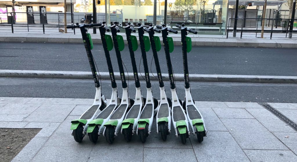 Des trottinettes Lime à Paris // Source : Marie Turcan pour Numerama Des trottinettes Lime à Paris // Source : Marie Turcan pour Numerama