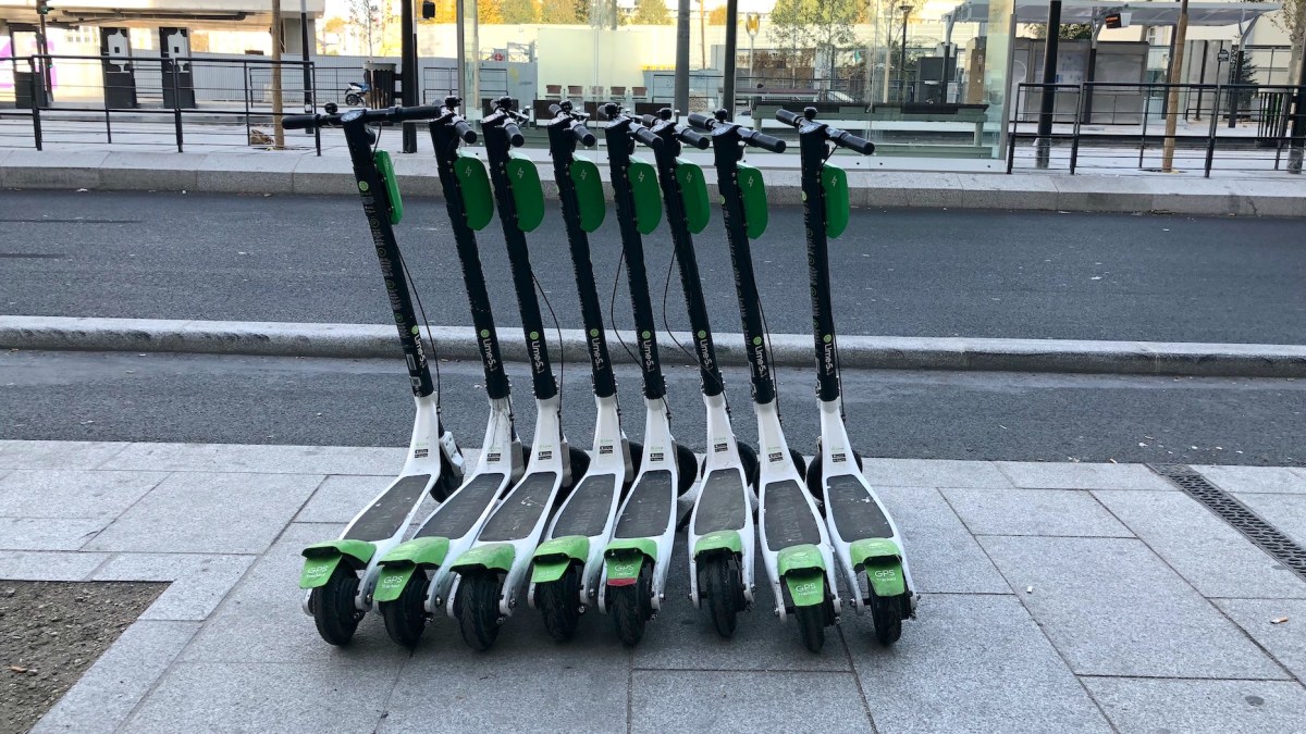 Des trottinettes Lime à Paris // Source : Marie Turcan pour Numerama Des trottinettes Lime à Paris // Source : Marie Turcan pour Numerama