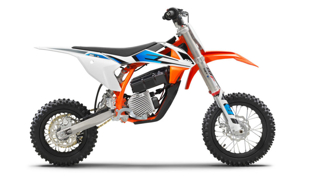 La KTM SX E5 présente les mêmes caractéristiques que la EE5, avec la couleur orange de la marque autrichienne. // Source : Husqvarna La KTM SX E5 présente les mêmes caractéristiques que la EE5, avec la couleur orange de la marque autrichienne. // Source : Husqvarna
