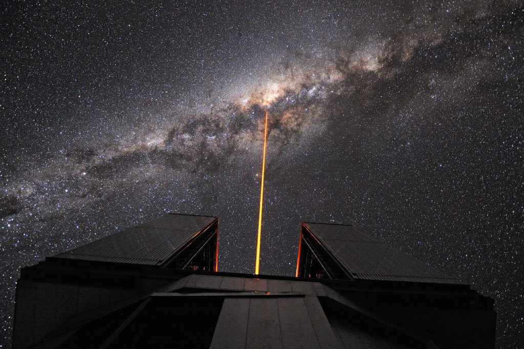 Le VLT utilisant un laser pour créer une étoile guide lors des observations. // Source : Flickr/CC/G. Hüdepohl (atacamaphoto.com)/ESO Le VLT utilisant un laser pour créer une étoile guide lors des observations. // Source : Flickr/CC/G. Hüdepohl (atacamaphoto.com)/ESO
