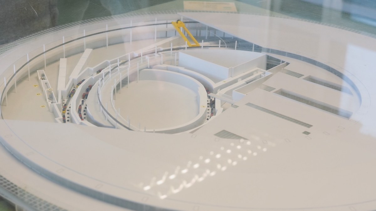 Une maquette du Synchrotron Soleil. // Source : Louise Audry pour Numerama Une maquette du Synchrotron Soleil. // Source : Louise Audry pour Numerama