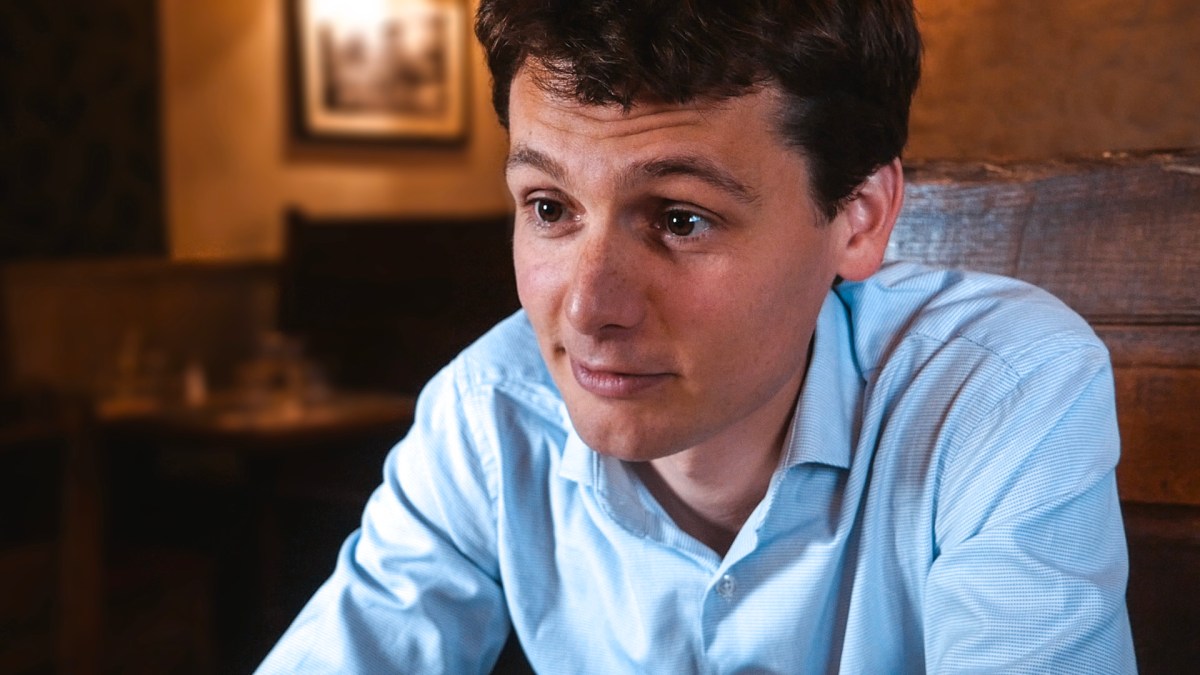 Sébastien Martinez, auteur de la bande dessinée Une mémoire de roi. // Source : Photo Lucie Bellet pour Numerama Sébastien Martinez, auteur de la bande dessinée Une mémoire de roi. // Source : Photo Lucie Bellet pour Numerama