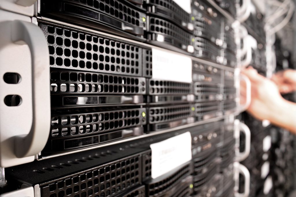 Des serveurs au sein d'un data-center. // Source : Pixabay Des serveurs au sein d'un data-center. // Source : Pixabay