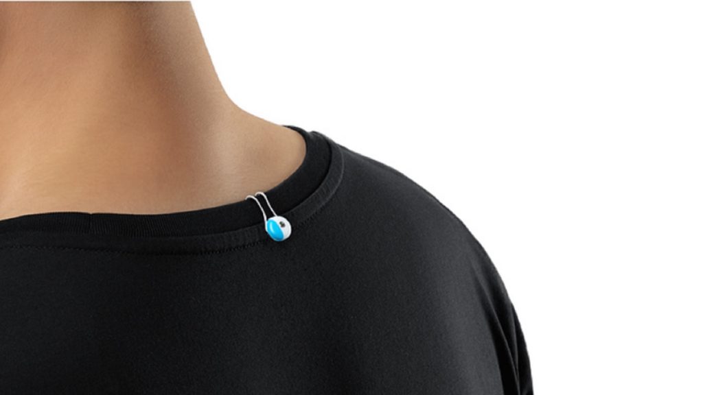 Le capteur se clipse sur un vêtement ou un accessoire. // Source : Apple / L'Oréal Le capteur se clipse sur un vêtement ou un accessoire. // Source : Apple / L'Oréal