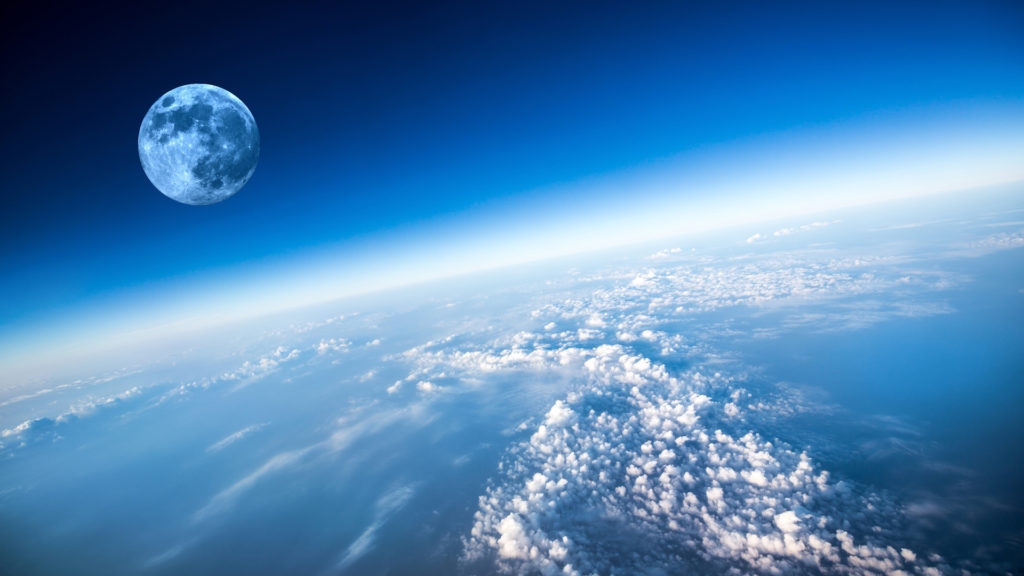 Deux nuages se trouveraient bien dans le système Terre-Lune. // Source : GoodFreePhotos/Domaine public