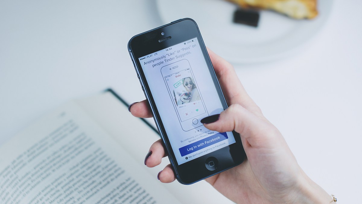 L'app Tinder. // Source : Flickr/CC/freestock.org photo recadrée L'app Tinder. // Source : Flickr/CC/freestock.org photo recadrée