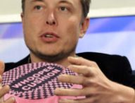 Montage d'Elon Musk avec un coussin péteur // Source : Flickr/JD Lasica