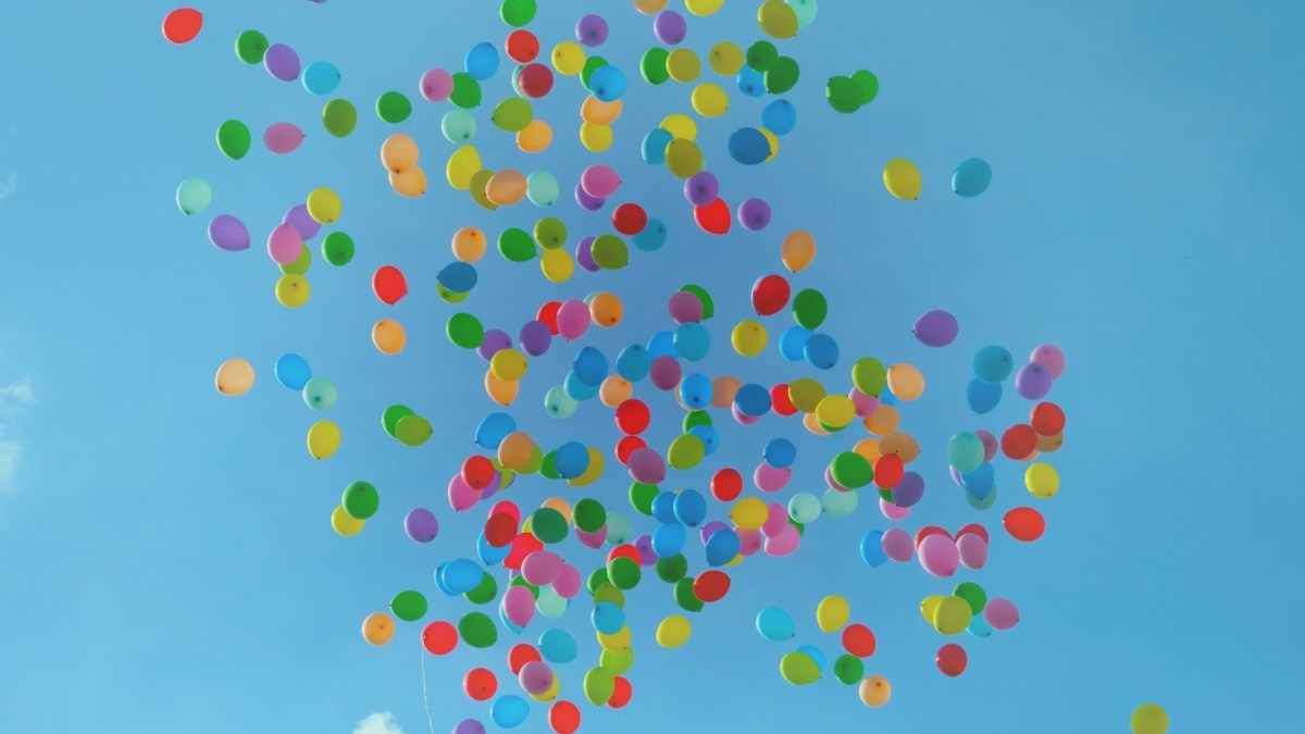 Des ballons dans le ciel. // Source : Pxhere/CC0 Domaine public (photo recadrée) Des ballons dans le ciel. // Source : Pxhere/CC0 Domaine public (photo recadrée)