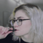 Une vidéaste fait une vidéo ASMR sur une JUUL // Source : YouTube/Cloverless ASMR Une vidéaste fait une vidéo ASMR sur une JUUL // Source : YouTube/Cloverless ASMR