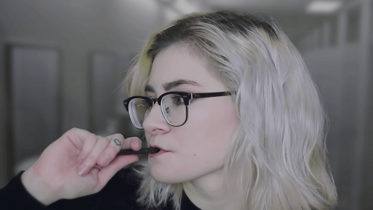 Une vidéaste fait une vidéo ASMR sur une JUUL // Source : YouTube/Cloverless ASMR Une vidéaste fait une vidéo ASMR sur une JUUL // Source : YouTube/Cloverless ASMR