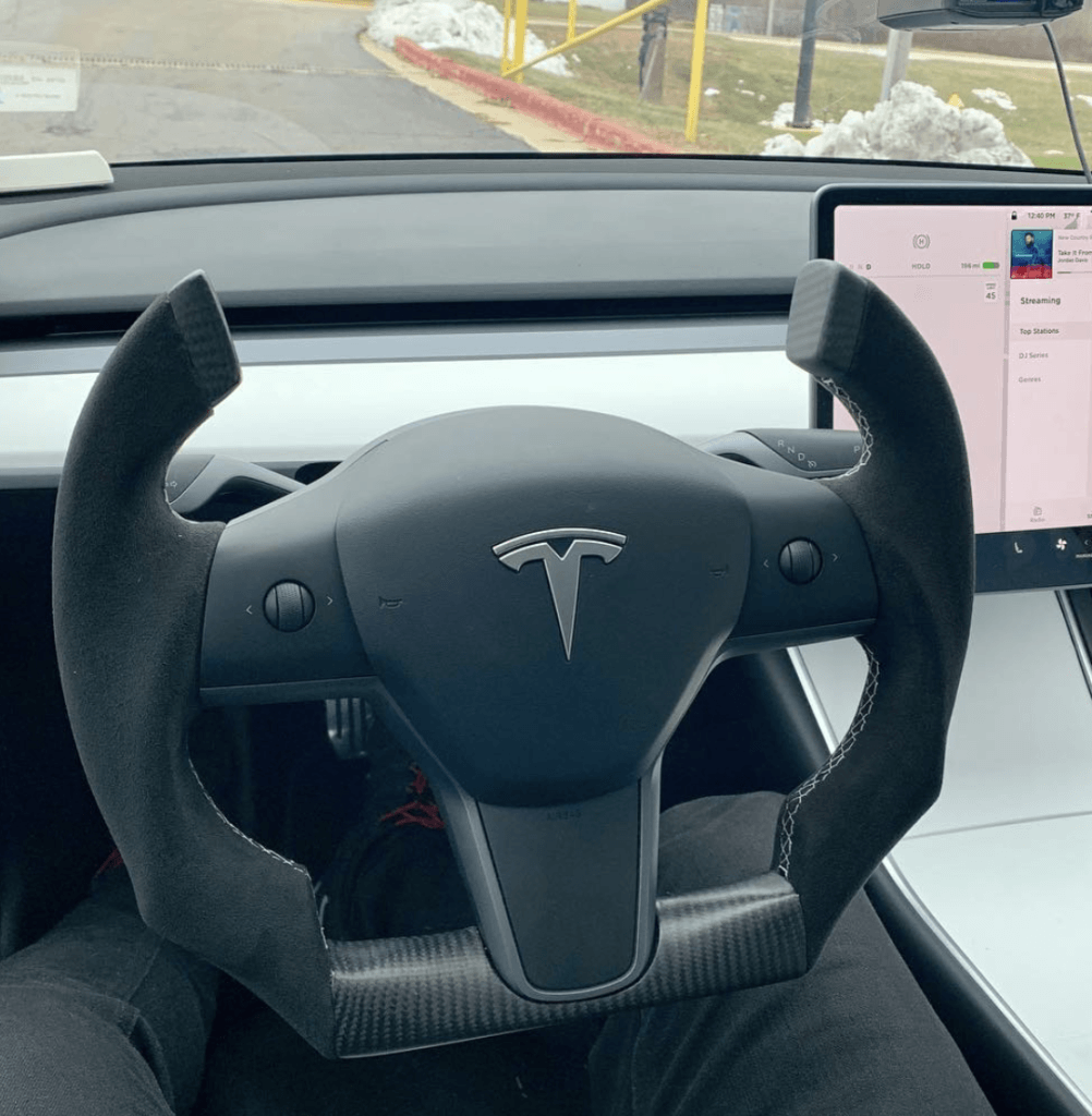 Volant sport pour Tesla Model 3 // Source : TAW Chicago Volant sport pour Tesla Model 3 // Source : TAW Chicago