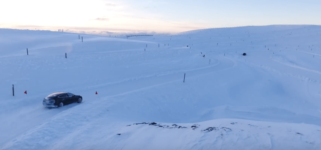 Tesla Model 3 sur la neige // Source : Capture YouTube Tesla Model 3 sur la neige // Source : Capture YouTube