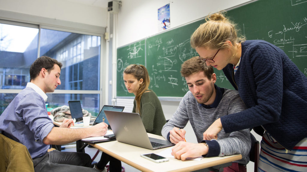 La parité économique entre hommes et femmes attendra 202 ans. // Source : Flickr/CC/École polytechnique (photo recadrée) La parité économique entre hommes et femmes attendra 202 ans. // Source : Flickr/CC/École polytechnique (photo recadrée)
