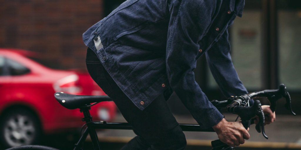 La veste connectée a été pensé pour les cyclistes, afin qu'ils accèdent les fonctionnalités de leur smartphone tout en pédalant. // Source : Levi's La veste connectée a été pensé pour les cyclistes, afin qu'ils accèdent les fonctionnalités de leur smartphone tout en pédalant. // Source : Levi's