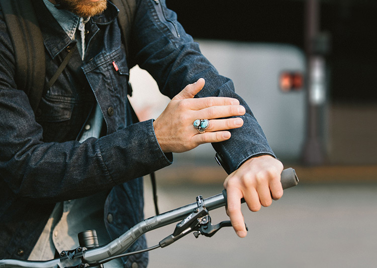 Les utilisateurs de la Commuter X Jacquard peuvent utiliser certains fonctionnalité de leur smartphone en touchant leur manche gauche. // Source : Levi's Les utilisateurs de la Commuter X Jacquard peuvent utiliser certains fonctionnalité de leur smartphone en touchant leur manche gauche. // Source : Levi's