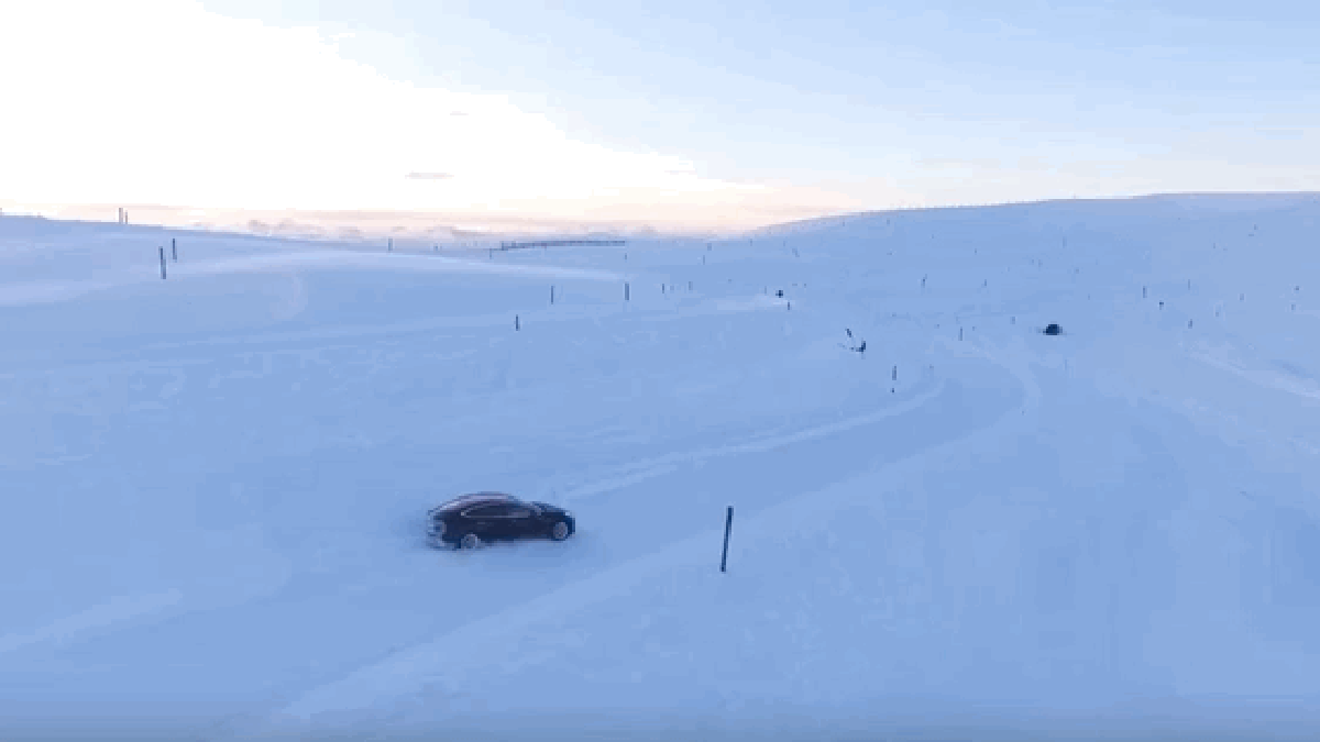 Gif Model 3 sur la neige // Source : Numerama Gif Model 3 sur la neige // Source : Numerama