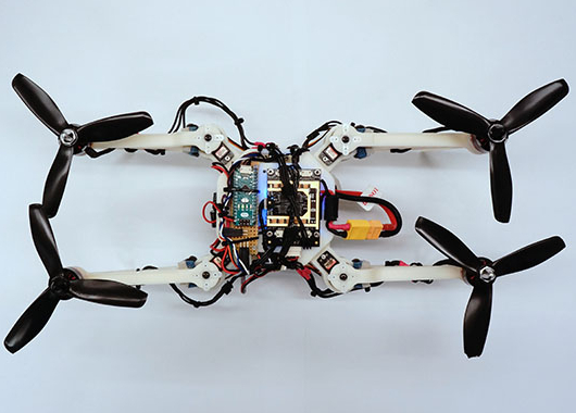 Le drone peut prendre une forme allongée pour voler dans un passage étroit. // Source : UZH Le drone peut prendre une forme allongée pour voler dans un passage étroit. // Source : UZH