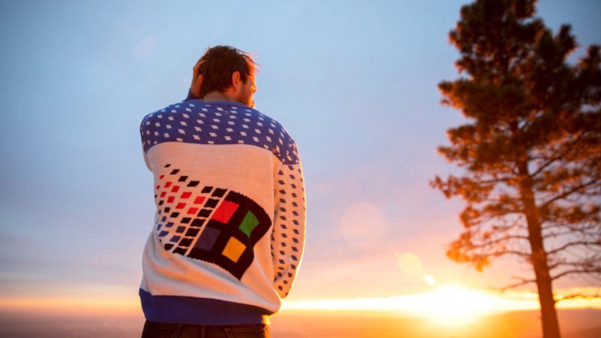 Le pull moche de Microsoft // Source : Twitter/Windows Le pull moche de Microsoft // Source : Twitter/Windows