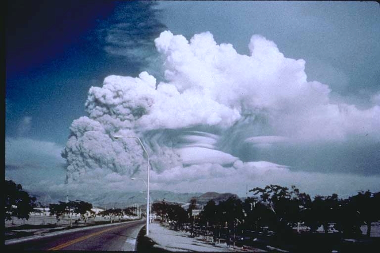 L'éruption du Mont Pinatubo en juin 1991. // Source : Flickr/CC/Kentucky National Guard Public Affairs Office L'éruption du Mont Pinatubo en juin 1991. // Source : Flickr/CC/Kentucky National Guard Public Affairs Office
