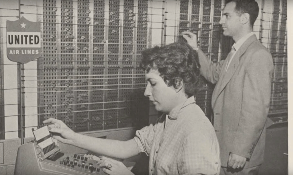 Le système inventé par Evelyne Berezin pour l'United Airlines. // Source : Capture d'écran Computer History Museum via YouTube Le système inventé par Evelyne Berezin pour l'United Airlines. // Source : Capture d'écran Computer History Museum via YouTube