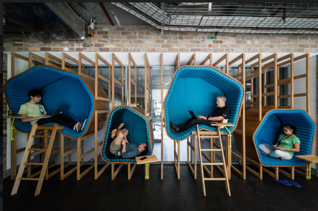 Des employés de Google à Sydney illustrent la taille des logements de leurs collègues dans la Silicon Valley. // Source : Google Des employés de Google à Sydney illustrent la taille des logements de leurs collègues dans la Silicon Valley. // Source : Google