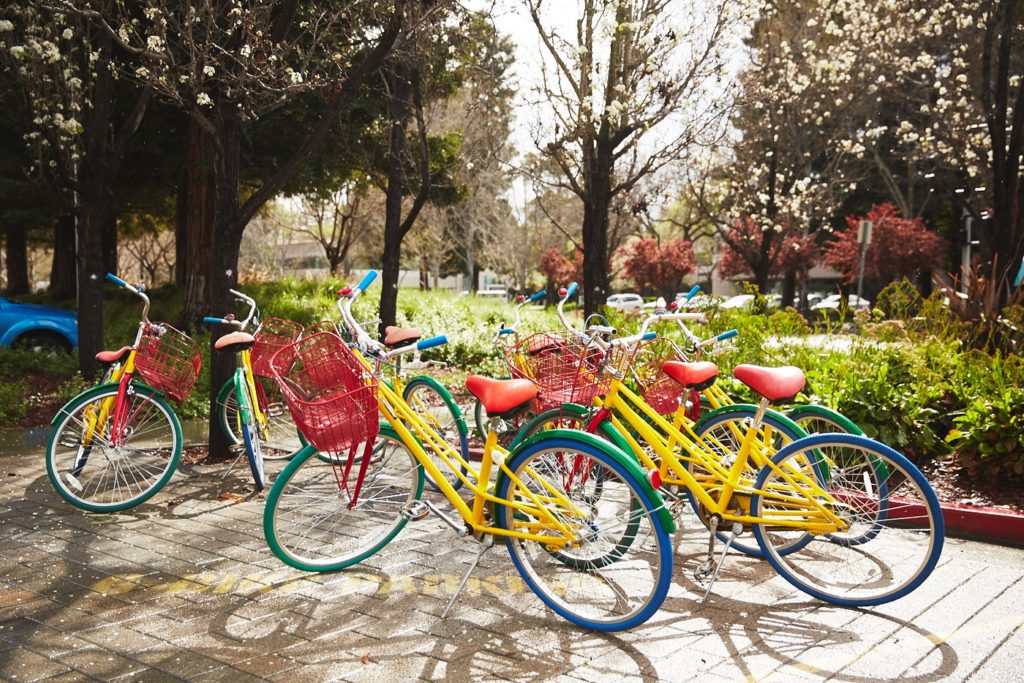 Des vélos aux couleurs de Google, sur le campus. // Source : Google Des vélos aux couleurs de Google, sur le campus. // Source : Google