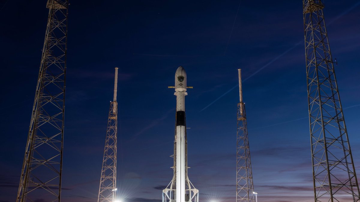 La fusée destinée à propulser le satellite GPS III SV01. // Source : SpaceX La fusée destinée à propulser le satellite GPS III SV01. // Source : SpaceX