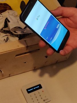 Pour payer, il suffit de poser le smartphone sur la borne de paiement NFC.  // Source : Numerama