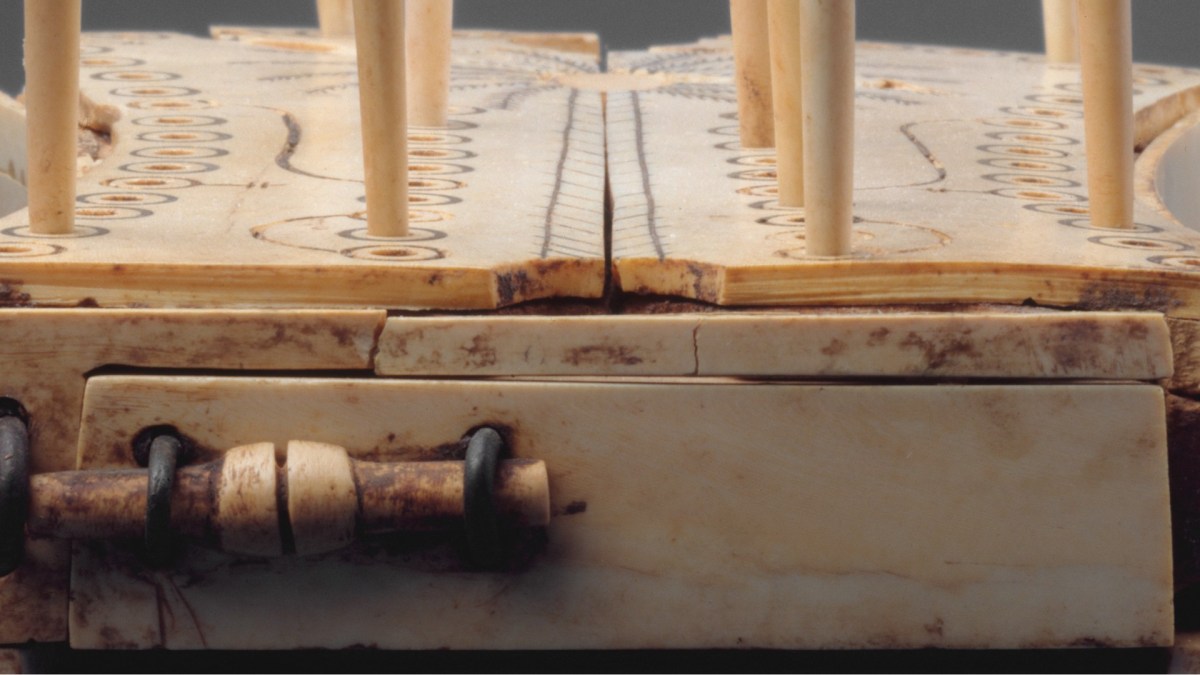 Un jeu des 58 trous. // Source : Wikimedia/CC/Metropolitan Museum of Art (photo recadrée) Un jeu des 58 trous. // Source : Wikimedia/CC/Metropolitan Museum of Art (photo recadrée)