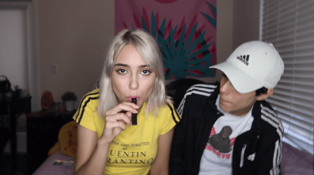 La vidéaste Gabriella Marie teste une JUUL // Source : YouTube/Gabriella Marie La vidéaste Gabriella Marie teste une JUUL // Source : YouTube/Gabriella Marie