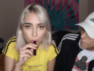 La vidéaste Gabriella Marie teste une JUUL // Source : YouTube/Gabriella Marie